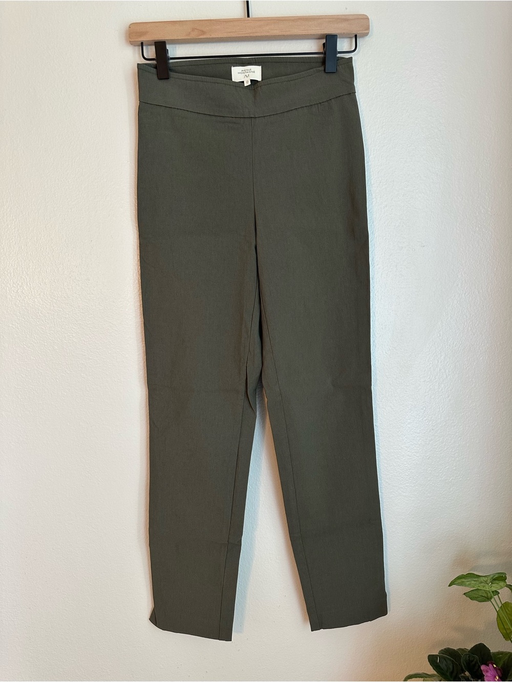 Avenue Montaigne Pants in Olive Green